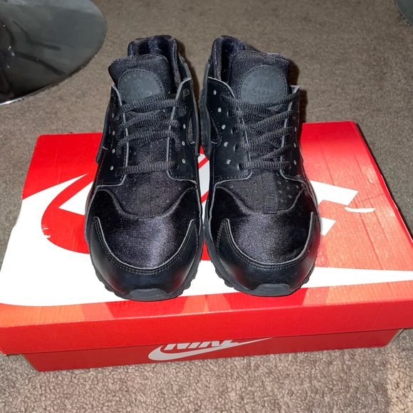 Nike Shoes - Women’s Nike huaraches